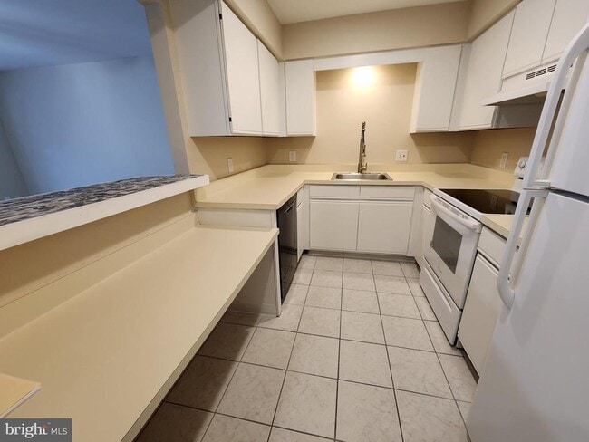 Building Photo - 5 Summit Ct