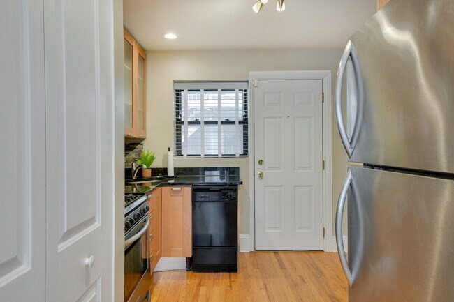 Building Photo - 7425 N Sheridan Rd