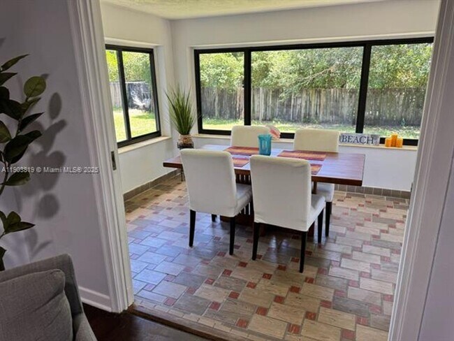 Building Photo - 2210 SW 25th St