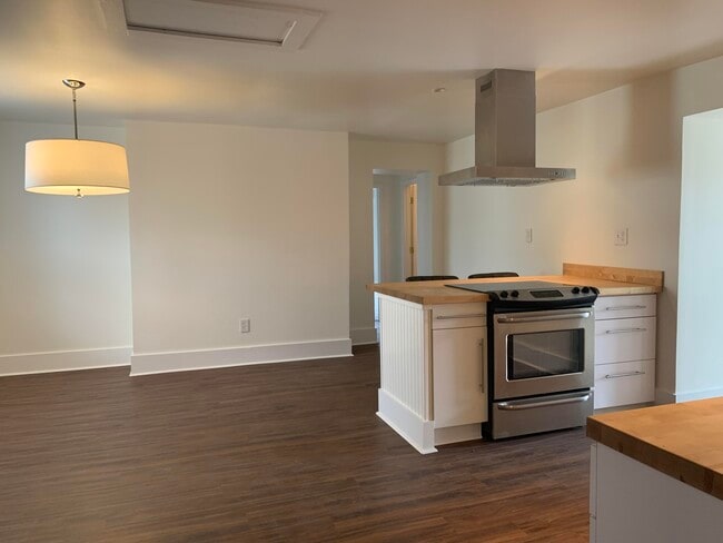 Building Photo - 721 W Main St