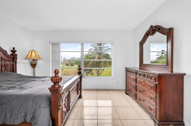 Building Photo - 2800 N Palm Aire Dr