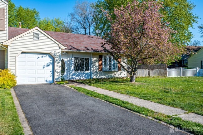 Building Photo - 6 Woodbury Rd