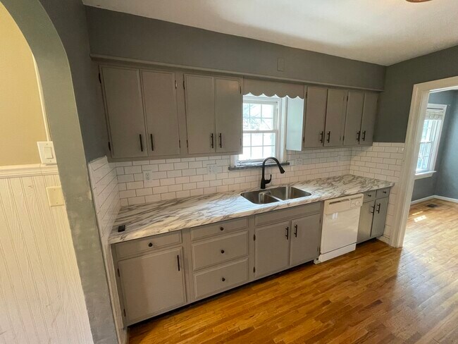 Building Photo - 928 Monterey Ave