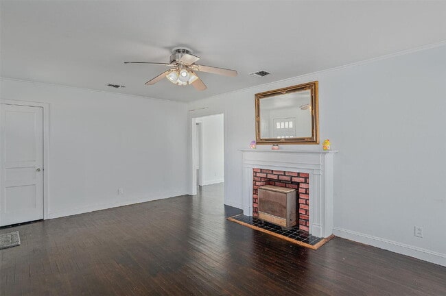 Building Photo - "Charming 2-Bedroom Shreveport Home with Cozy Fireplace & Gleaming Hardwood Floors!"