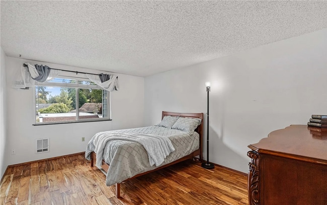 Building Photo - ***Rent Special!! - $500 off First Month's Rent***-Oakbrook Country Club Condominium (2bedroom)! ...