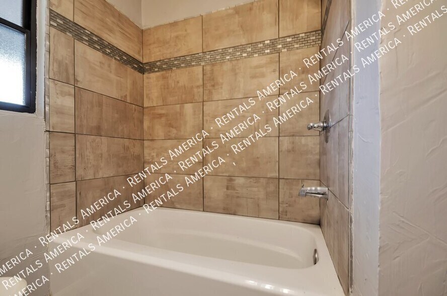 Building Photo - 121 W Birdman Dr