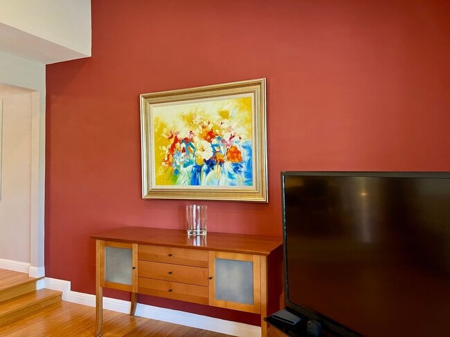 Building Photo - Largest of the very popular Kay floor plan...