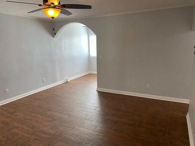 Building Photo - 2/2 Condo with Laundry and 2-Car Parking