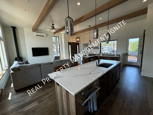 Building Photo - 61145 SW Beverly Wy