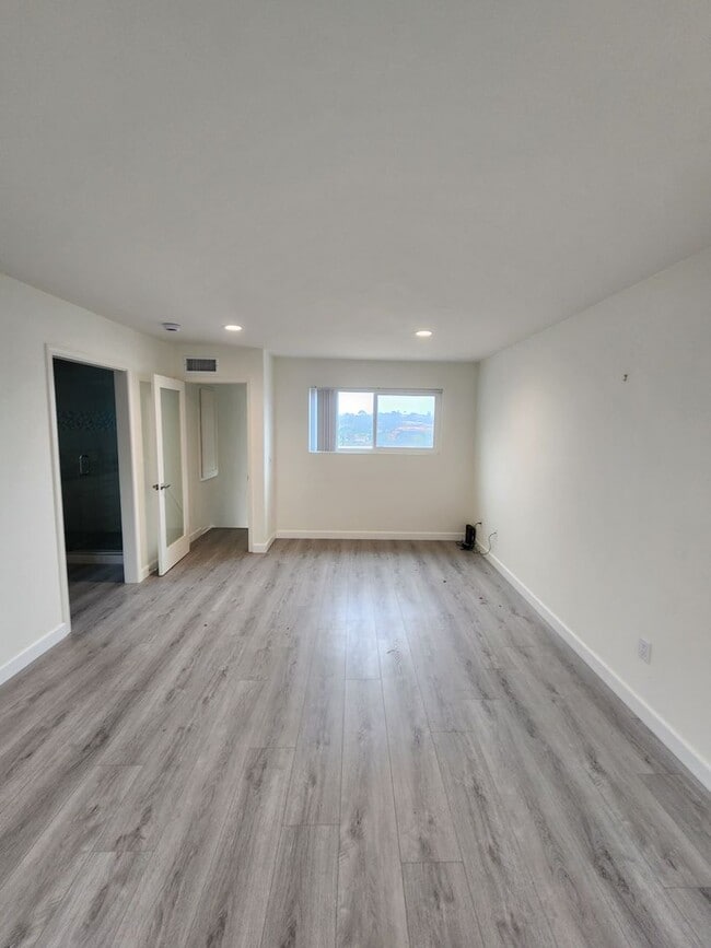 Building Photo - 3 Bedroom Townhouse in Solana Beach
