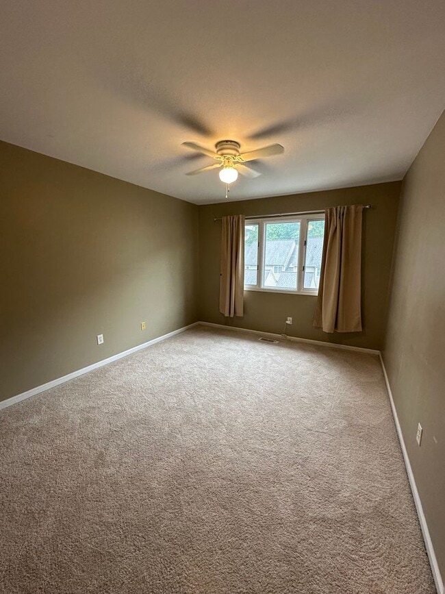 Building Photo - Beautiful 3BR/2.5BA Townhome