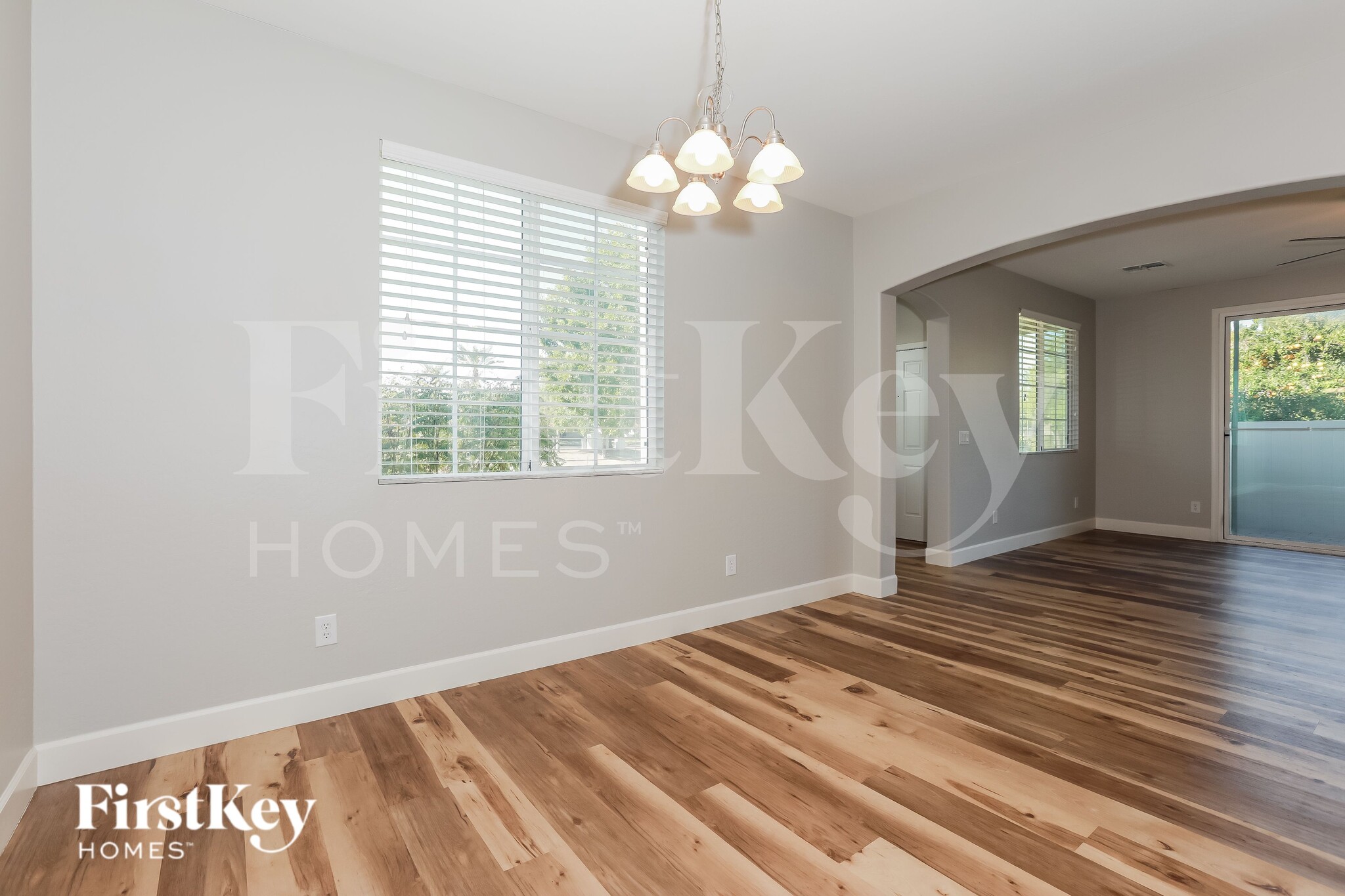 Building Photo - 940 S Henry Ln