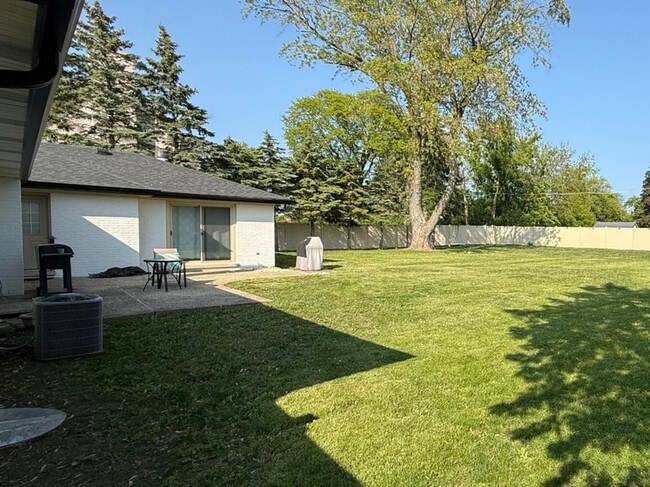 Building Photo - 2055 Walnut Cir