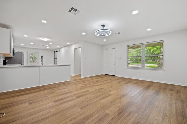 Building Photo - 157 Hillside Dr