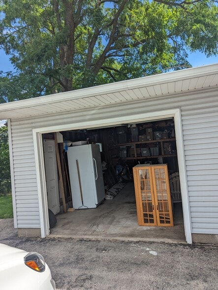 Building Photo - 216 Larch Ave