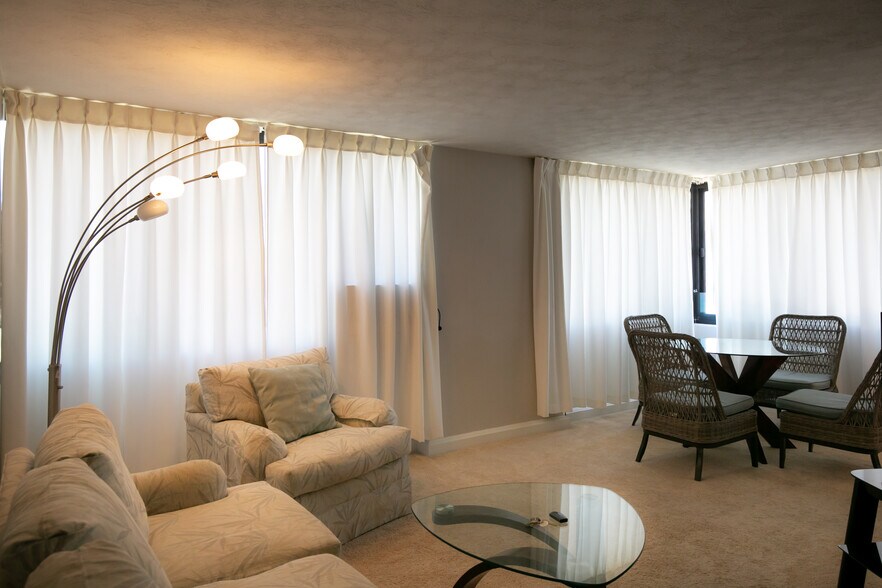 Living room closed - 343 Hobron Ln