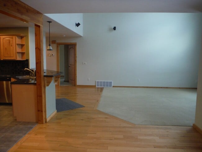 Building Photo - Gorgeous 3 Bedroom Home in Elk Grove Commu...