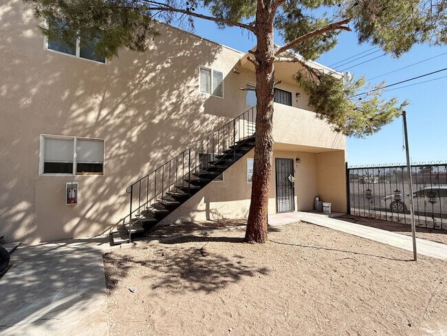 Building Photo - Remodeled 2 Bedroom and 1 Bath Unit Near E...