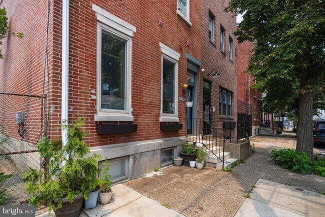 Building Photo - 1006 N 5th St