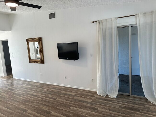Building Photo - 7355 Parkside Villas Dr N