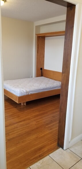 Murphy Bed - 319 W North St