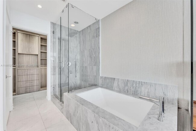 Building Photo - 480 NE 31st St