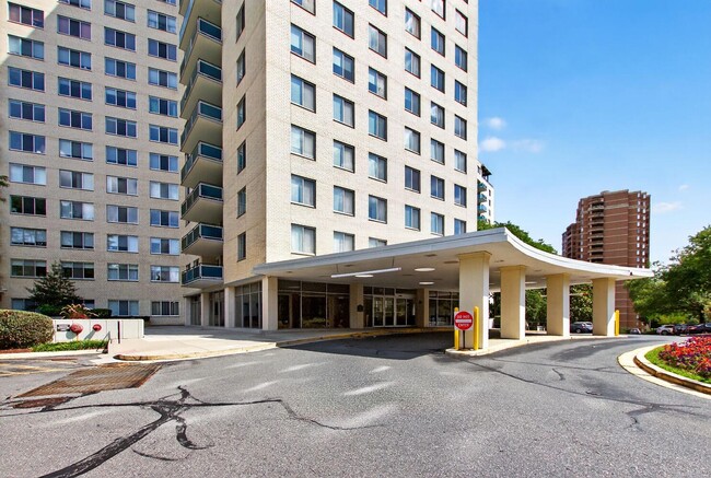 Building Photo - 10401 Grosvenor Pl