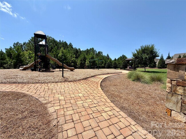 Building Photo - 4019 Oakmere Rd