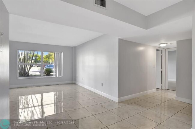 Building Photo - 4156 Inverrary Dr