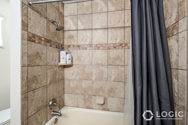 Building Photo - Fully Furnished Row End Townhome!
