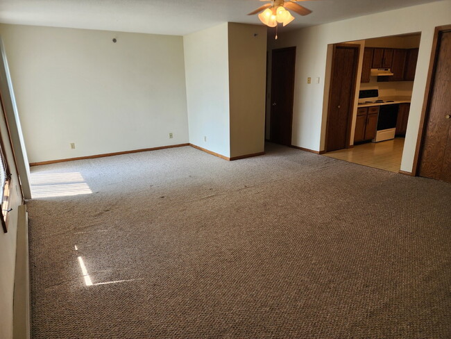 Building Photo - Large 2 Bedroom Apartment - Available August 1st