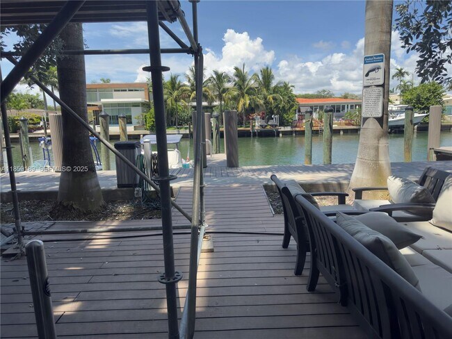 Building Photo - 9940 W Bay Harbor Dr