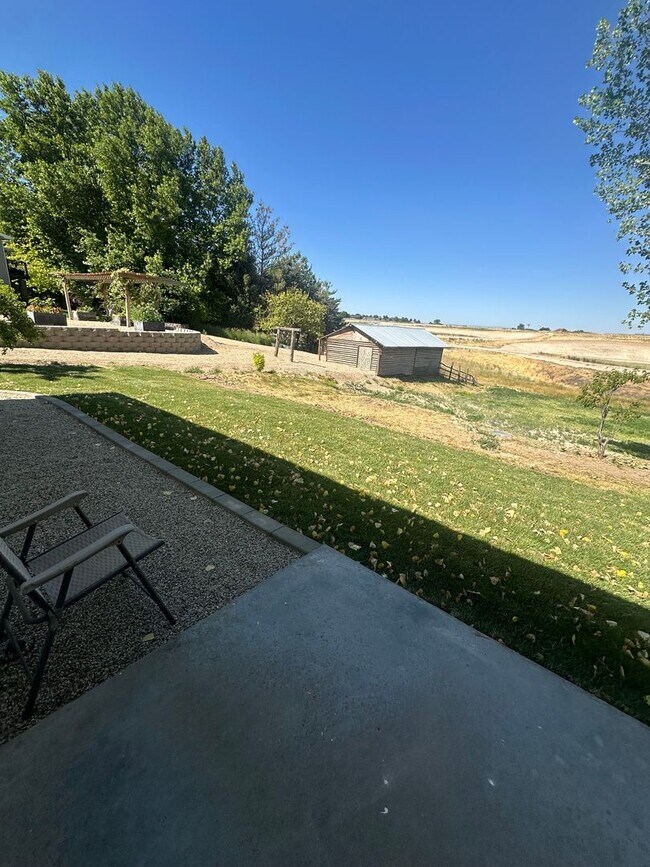 Building Photo - 2 bed, 1 Bath, 1 Car Garage, - Modern Insi...