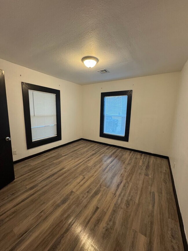 Building Photo - 2 Bedroom 1 Bath Remodeled Farmhouse for Rent