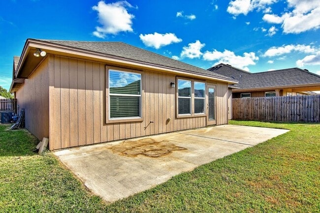 Building Photo - 3021 Cantabria St