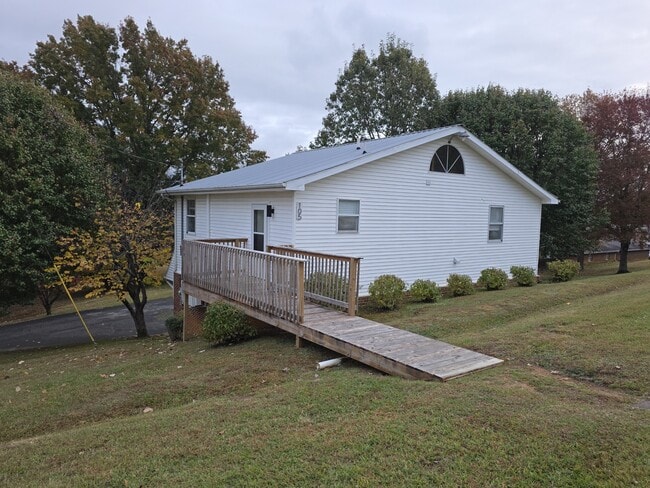 Building Photo - 105 Becky Dr