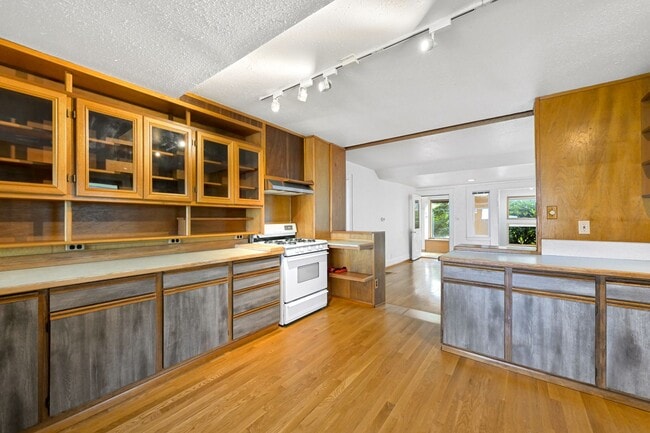 Building Photo - Charming 2-Bedroom Home with Stunning Wate...