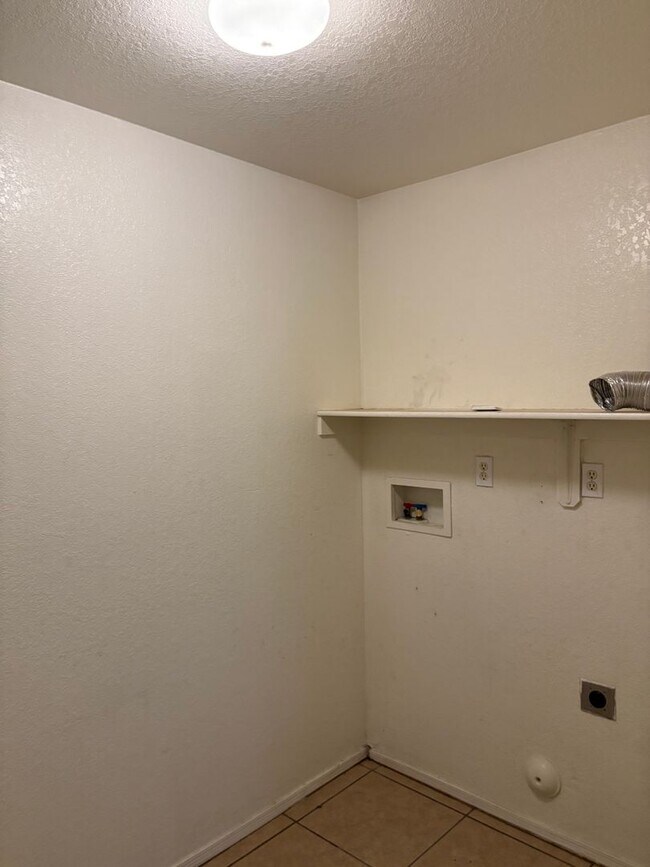 Building Photo - Charming 3 Bedroom 2 Bath Family Home! Must See! Move In Special!!