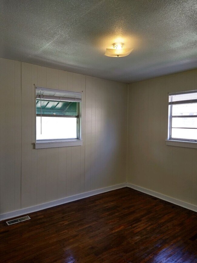 Building Photo - 3 Bedroom and 2 Bathroom home.