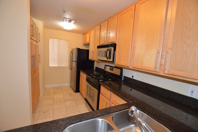 Building Photo - Meridian - Unfurnished 2 Bdrm / 2 Ba Condo - 1 1/2 Blocks off the Strip