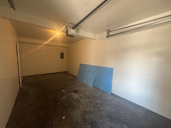 Building Photo - 2 Bed | 1 Bath | Approx. 1,035 Sq Ft