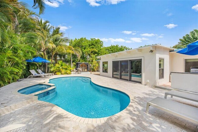 Building Photo - 2520 Yacht Club Blvd