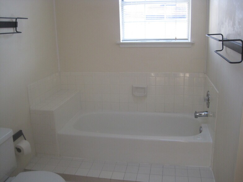 Building Photo - 2470 Ridgehampton Ct