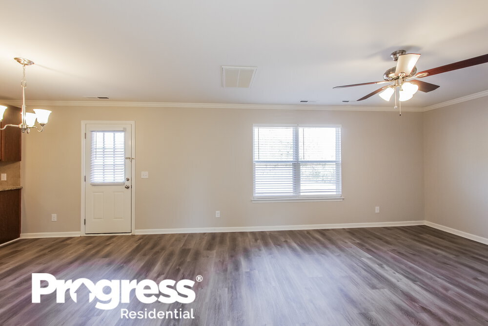 Building Photo - 740 Willow Creek Dr