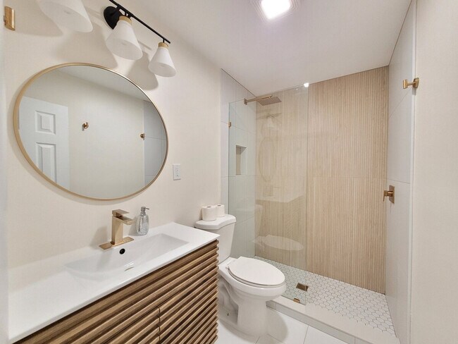 Building Photo - 2017 Woodford Rd