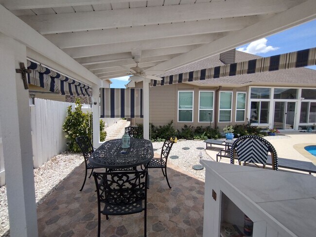 Building Photo - Beautiful 4 bedroom with a pool!!!