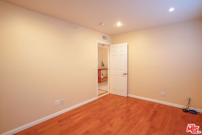Building Photo - 3030 Stoner Ave