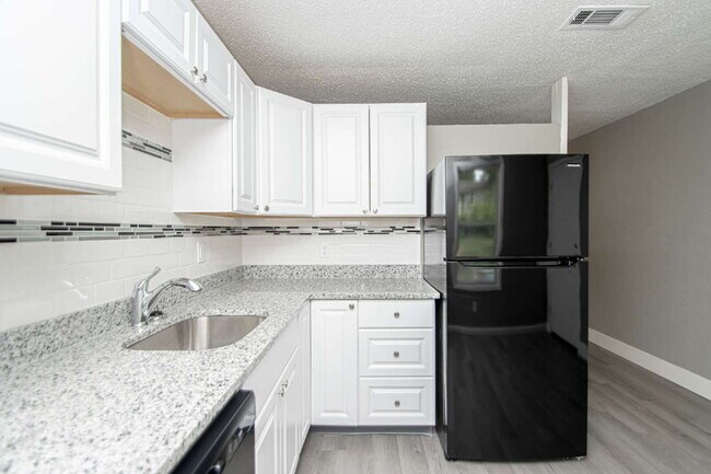 Building Photo - For Rent: Spacious Studio with 2 Baths in ...