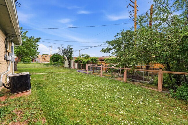 Building Photo - 5 bedroom, 3 1/2 bath, home with two master suites and 2 car garage.