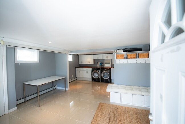 Building Photo - Beautiful 4BD Dutch Colonial Home in Harts...